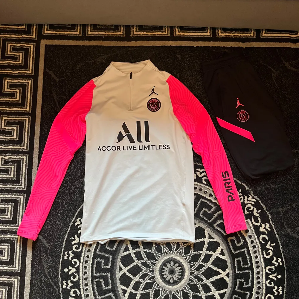 Säljer min knappt använda PSG tracksuit Storlek S på tröjan och storlek M på byxorna för endast 400kr! Hör av dig vid frågor eller funderingar! . Tröjor & Koftor.