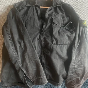 Stone Island overshirt - Säljer nu denna stilrena overshirten från det berömda märket Stone Island. Den är i size S och helt utmärkt skick utan defekter. Bara att skriva vid frågor eller funderingar. Mvh saint.fashion🍾