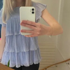 Lila volang topp - Säljer denna fina lila volang topp från märket gallery då den inte kommer till användning💕 Syns inte på bilden men den har små glitter detaljer.