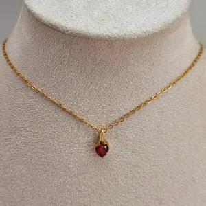 Handgjort halsband - Handgjort  halsband  🖤Följ :@ekjewelryofficial🤲  ⛓️Material- rostfritt stål ,kristall Längd: 40cm+5cm 🖤-0,8mm