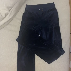 Juicy Couture byxor💗🤩 - Byxorna passar både på XXS och XS. De är lite långa i modellen💗 köpta för 2 år sedan men knappast använda. Säljer eftersom de inte används längre. Väldigt bra skick💗 köpta för 1200kr. Säljs för 850kr men priset kan diskuteras💗💗