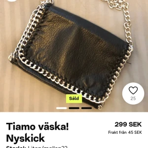 Svart tiamo väska💗 - Väskan är köpt på plick för 299kr💗 nu när den är mer ändvänd och mer sliten kommer jag sälja den för mycket mindre. Även fast den är sliten är de knappast synligt och är fortfarande väldigt fin att ha på sig och enkel att styla💗💗