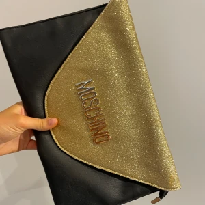 Moschino väska - Jättefin moschino väska med glitter på, skriv för fler bilder eller andra frågor.