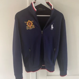 Ralph lauren cardigan - Hej säljer nu denna sällsynta Ralph lauren cardigan eftersom jag tröttnat på den. Tveka it att skriva vid eventuella frågor osv👍