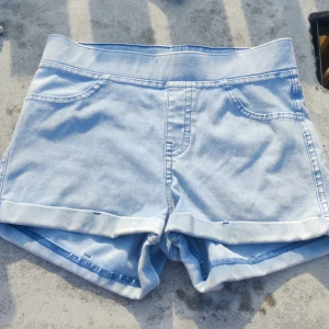 Shorts - Snygga shorts från HM i storlek 140. Andvända men är i nyskick! Dom är i storlek Xxs men dom är nästan lite stretchiga så dom är som Xs 💕