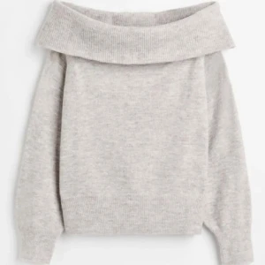 Stickad off shoulder - Fin beige off shoulder tröja. Nästan som nu använd ett fåtal gånger lite nopprig vid handlederna. Ingen man ser.