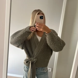 Mörkgrön omlottkofta  - Jättesnygg omlottkofta/kofta med knytning💗💗💗Från zara säljer även i beige