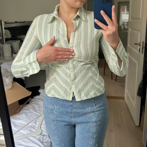 Skit snygg topp - Skit cool och snygg randig topp figursydd skjorta skjorttopp grön vit, lite liten för mig som ni ser på bilden :)