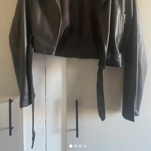 Skinnjacka - Tuff & supersnygg skinnjacka som tyvärr aldrig kommit till användning för min del! Helt osliten och ny! (Obs fakeskinn) Inte en tight passform eller hur man ska förklara, ställ gärna frågor! 