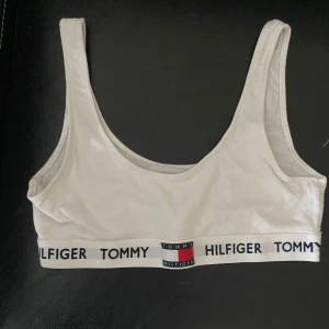 Vit linnetopp från Tommy Hilfiger - oanvänd top, endast upptvättad sen legat i en låda 💞