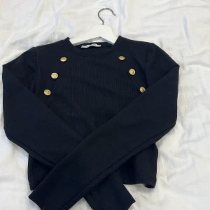 Jätte fin svart tröja - En svart röja som är aldrig använd eftersom den var för stor. Köpt för ca 160kr, men priset kan diskuteras❤️