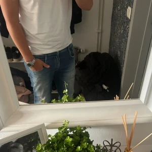 Snygga replay jeans lite slitna på knäna annars riktigt schyssta. - Snygga replay jeans lite slita på ena knät annars riktigt schyssta. Storlek 32 slim fit.