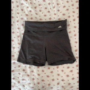 Träningsshorts - Mörkgrå Träningsshorts från Adidas med justerbar höjd på midjan