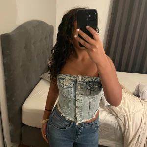 Jeans top - Jätte fin jeans top med knappar på i jätte bra skick och aldrig använt 