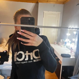 Svart hoodie med tryck - Säljer en svart dirtcult. Den är perfekt för en avslappnad stil och passar bra till både jeans och mjukisbyxor. Hoodien har en klassisk passform och är superbekväm att ha på sig. Perfekt för höst och vinter!