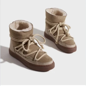 Beiga inuikiis - Säljer mina snygga beiga inuikiis🙏🏻perfekta till hösten och vintern! Varma och sköna, skriv för egna bilder☺️