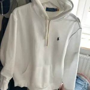 Säljer en stilren och klassisk vit hoodie från Polo Ralph Lauren. Den har en liten broderad logga på bröstet och en bekväm huva med dragsko. Perfekt för en avslappnad dag, helt ny oanvänt skick inga defekter! Nypris:2200 Pris kan diskuteras i Dm