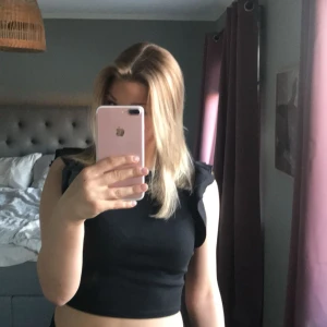 Zara topp med volang - Inget jag använder längre därav säljer jag denna superfina topp från Zara med volanger vid axlarna. Inte så använd och skulle säga att den är i väldigt bra skick.  Hör av dig vid intresse!🩷 