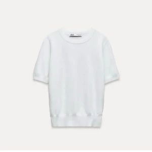 Stickad tshirt från zara - Stickad tshirt från zara, köpt för ca 200kr❤️❤️