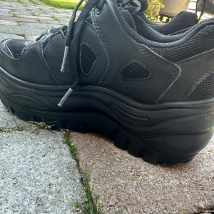 Buffalo liknande skor - Svarta Buffalo liknande skor med platå/hög sula