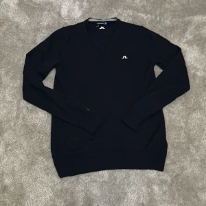 J.Lindeberg tröja - Tja, säljer denna feta tröjan från j.Lindeberg, nypris 2299, 9/10 skick och använd kanske 5 gånger 