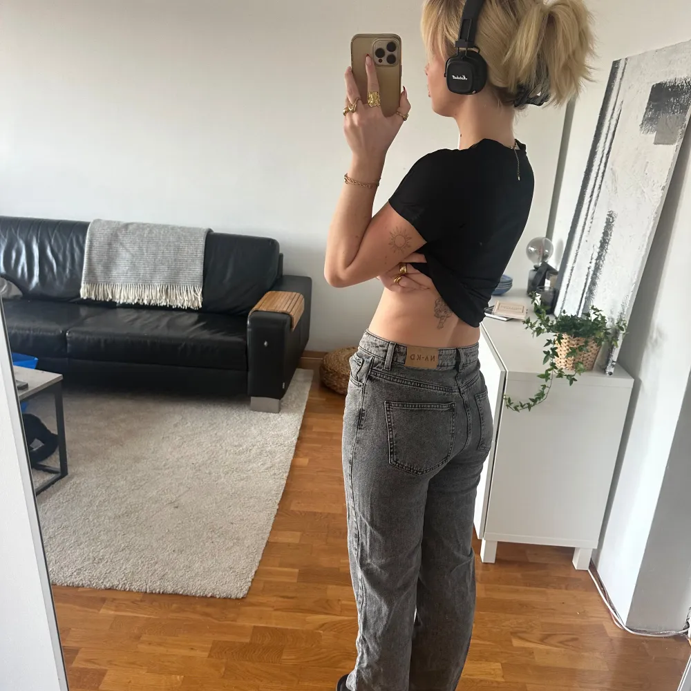 Ett par gråa jeans från NAKD. Aldrig använda. ”Sne” dragkedja. Det syns dock inte ifall man har en tröja över. Jätte fin färg och passar bra i längden till mig som är 168. . Farkut & Housut.