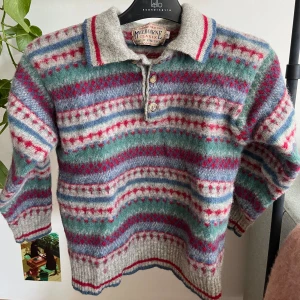 Stickad tröja  - Är väldigt liten i storlek då den har krympt en aning. Passar XS