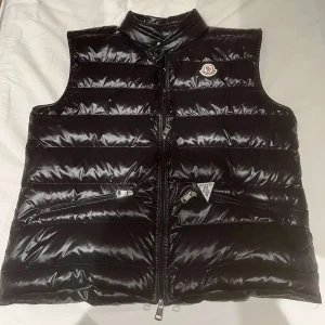 Moncler väst - Storlek M men säljer eftersom att den inte passar mig längre, skick 10/10 inprincip helt ny inte orkat sälja bara, skicka till mig för fler bilder eller frågor.