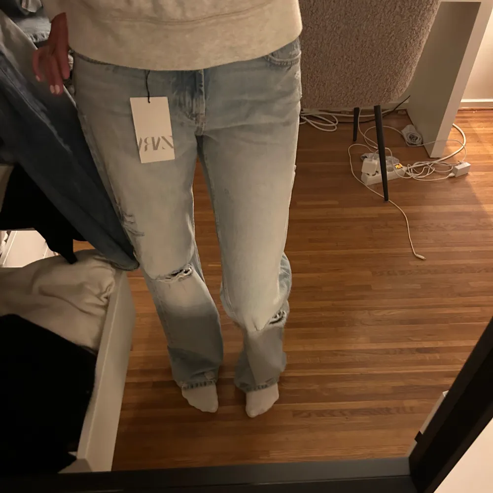 Super fina jeans från zara men som tyvärr är för stora för min smak!❣️ helt oanvända, midjemått ca 36cm. Jeans & Byxor.