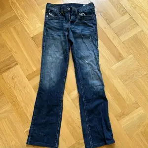 Lågmidjade diesel jeans med lite bootcut💕 Köpte på plick men passade inte mig💕 Storlek 26/31 blå färg, naturliga revor Midjemått tvärs över: 36cm  Innerbenslängd : 76cm 