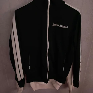 Palm angels tröja - Säljer en äkta palm angels tröja i jävligt bra sick, 9/10 cond. Säljer pga den inte används längre. Pris kan diskuteras vid snabb affär 