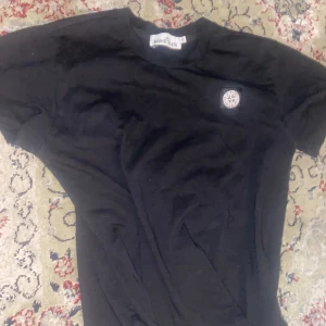 Stone island T shirt äkta! -  nypris 1å7 mitt pris 1000. Pris kan diskuteras. Den säljs pga av för liten storlek. M men passar mer som S.