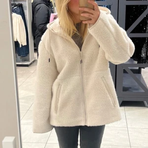 höst jacka🍁 - säljer min fina teddy höst jacka då jag behöver pengar❤️‍🩹 inga större defekter! 