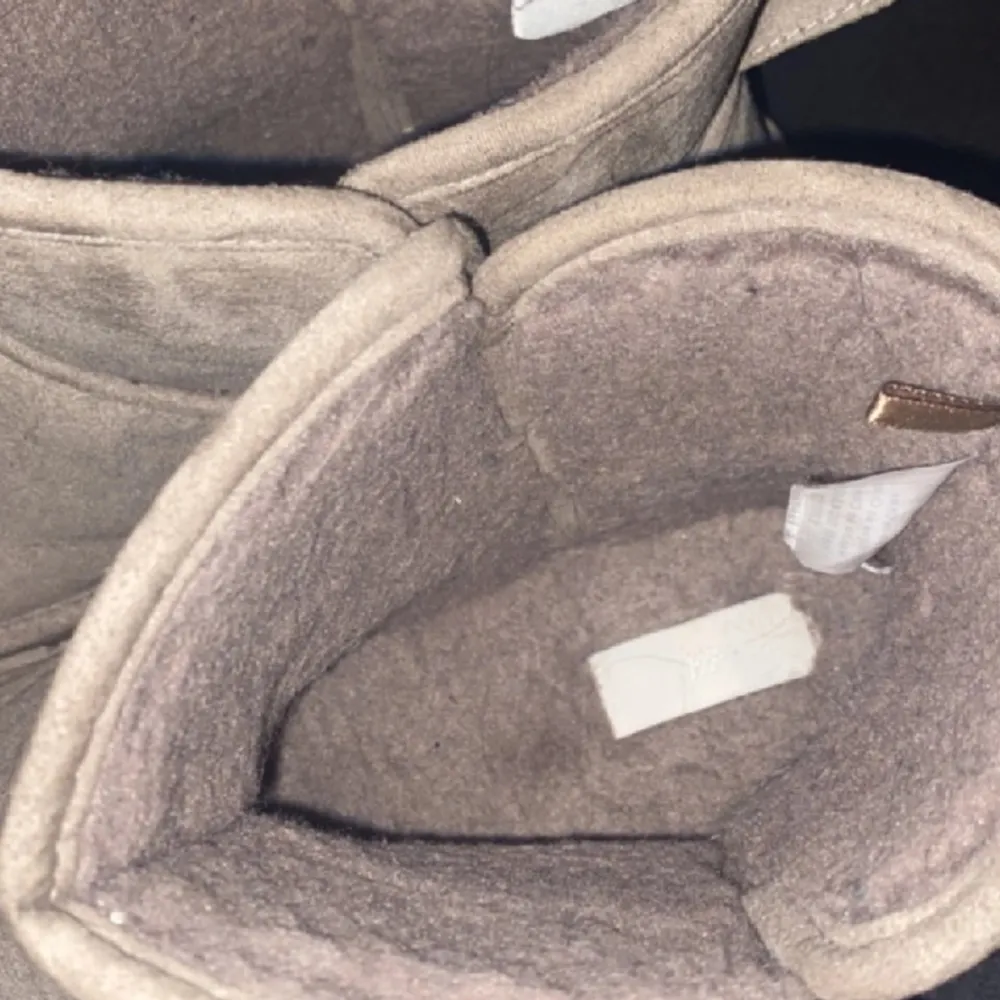 Uggs från hm. Användt typ en gång. Säljer för köpte äkta. Storlek 38. Skor.