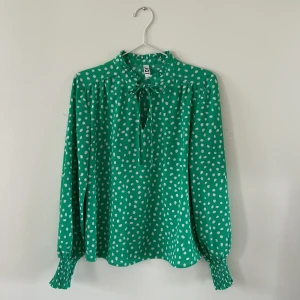 Blus JDY - Grön prickig plus från JDY. Storlek s.
