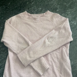 Rosa Vero moda stickad tröja🩷 - Rosa stickad vero moda tröja🩷 Den har tyvärr en fläck på sig.🩷