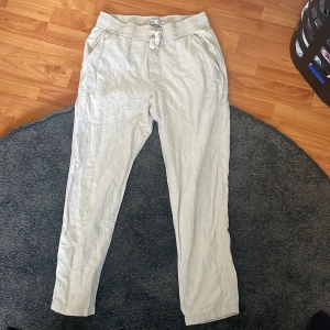 Linne byxor från Zara - Säljer ett par bekväma linnebyxor från Zara. De har en elastisk midja med snörning för extra komfort. Perfekta för en avslappnad stil och passar till många olika tillfällen.
