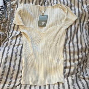 Y2k classy coquette tröja - Säljer en jätte fin classy coquette tröja som jag köpte i HM  men har aldrig använt då prislappen är fortfarande kvar. Den har en liten fläck men annars det är den i bra skick 💕