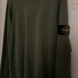 Stilig & bekväm Stone island sweatshirt i färgen militär grönt. Storleken är L