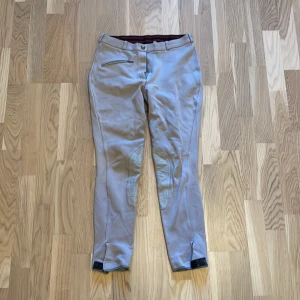 Fina ridbyxor från covalliero - Dessa fina ridbyxor från covalliero i str M.Ganska gamla men kostade typ 600kr och nu säljer jag dem för 70kr.De är knäskoda och är lite slitna pågrund av att de är några år gamla.Jag har dock inte andvänt dem så mycket.Fler bilder skickas om du vill