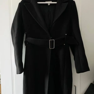 Svart kappa - Super fin svart höstkappa från H&M, med silverdetaljer. Storlek 36. Säljer för 150kr🖤 Kappan är sparsamt använt, säljer då den blivit för liten. 