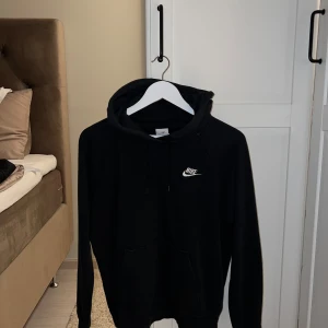 Nike Hoodie  - Ganska bra skick. Köpt på stadium  Har 2 stycken men den ena är i lite sämre skick så lite billigare isåfall.   2 stycken - 390kr  I ganska bra skick