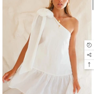 SÖKER DENNA KLÄNNING!! - Söker den klänning i storlek S! Skulle älska att ha den på min student! 