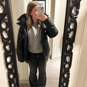 Fjällräven expedition down jacket - Jag undrar om någon vill köpa min helt nya fjällräven expedition down jacket i strl XXS. Jag köpte den från naturkompaniet förra året och har bara använt den i vinter. Den är sparsamt använd och inga defekter. Kan sälja för 5000 vid snabb affär💕