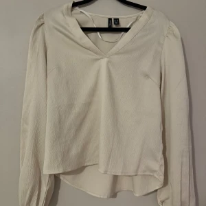 Blus Vero moda - Säljer då den inte kommer till användning.💕