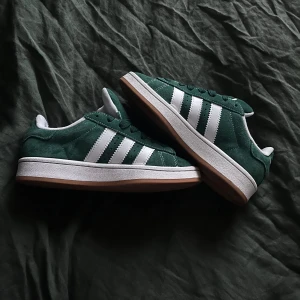 Campus 00 grön - Säljer mina Adidas Campus 00 i grönt som jag bara användt 2-3 gånger! Kvar i toppenskick och jag rena. Säljer pågrund av att skorna är för stora på mig💗