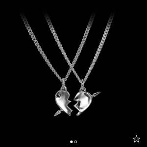 Maria Nilsdotter halsband - Säljer ett av halsbandet på bilden!  (Den delen med pilen över) Inga skador och box tillkommer!  Kedjan är i storlek 45! Ny pris är 3 595kr och halsbandet är köpt i butiken i Stockholm.