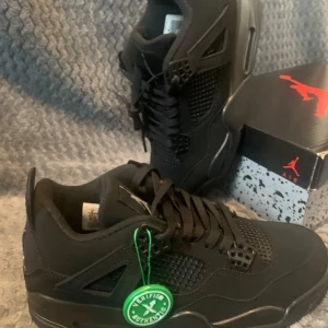 Säljer dessa Jordan 4s - Helt nya har bara testat dom inomhus 1 gång