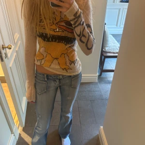 Topp - Säljer denna coola tunt stickade tröja från weekday💓💓den är i mycket bra skick 