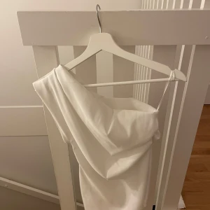 Blus - En vit, fin och enärmad blus från zara, änvänt den endast en gång på en fest